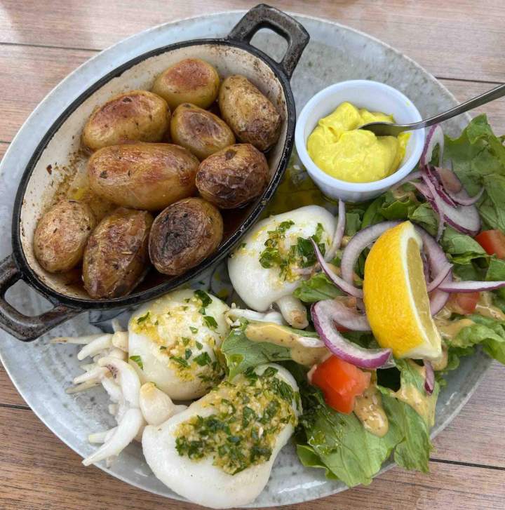 Seiches grillées servies avec des pommes de terre rôties et une salade fraîche Valergues