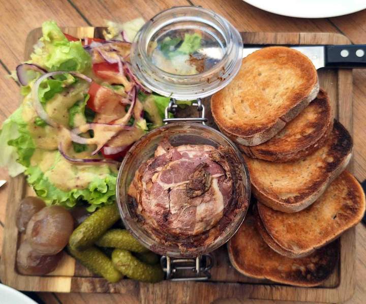 Planche apéritive à partager en groupe Valergues