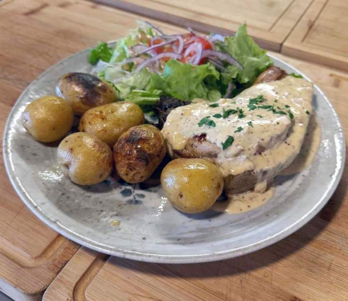 Assiette de poulet à la sauce moutarde Valergues
