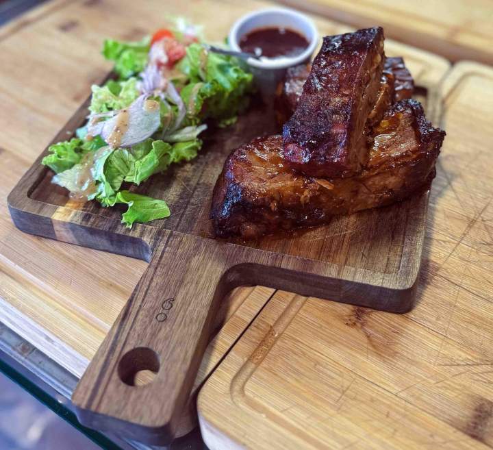 Travers de porc servi avec sauce et salade Valergues